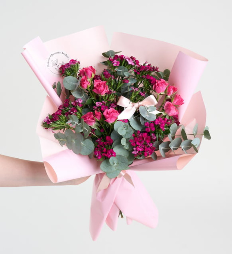 Romantik Krem Pudra Bukette Kurdeleli Pembe Çardak Güller
