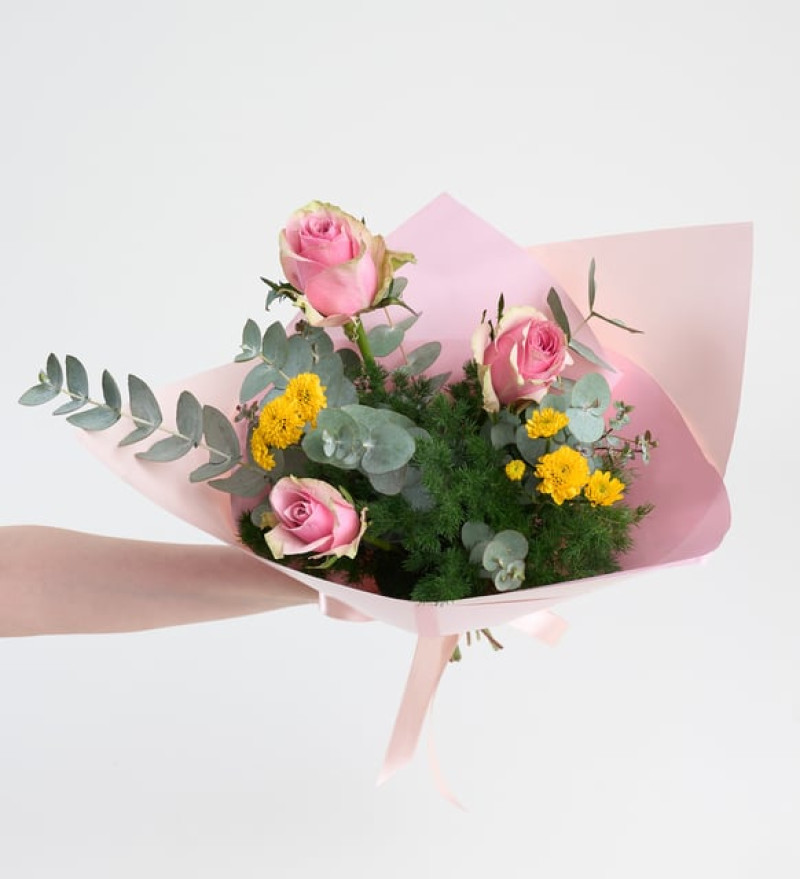 Lüks Pembe Bukette Pembe Güller ve Sarı Top Krizantemler
