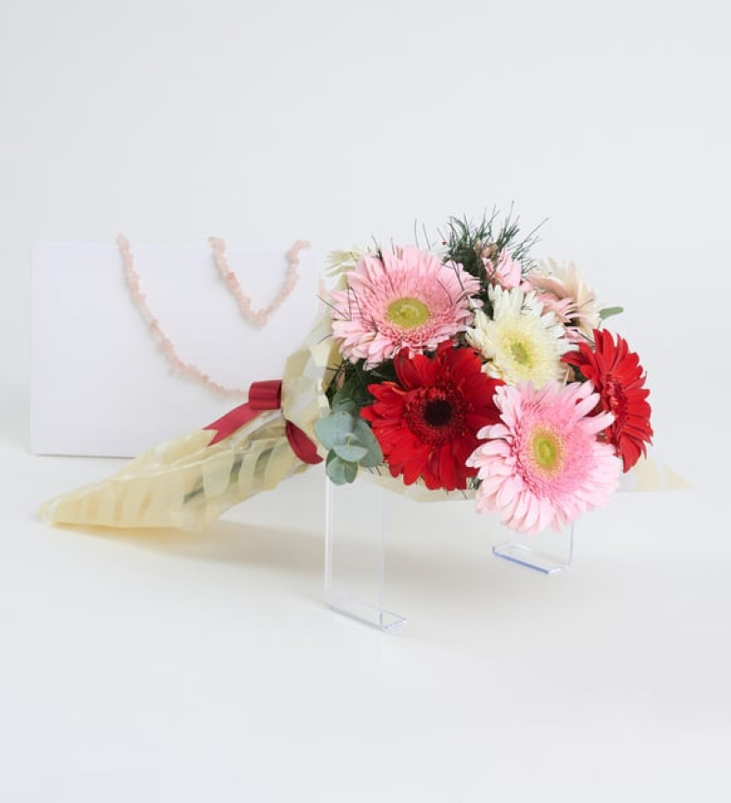 Özel Krem Bukette Rengarenk Gerbera Çiçekleri